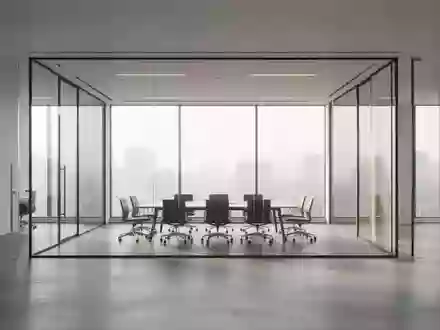 Ein minimalistischer, leerer Konferenzraum mit Glaswänden in einem modernen Bürogebäude bei natürlichem Tageslicht. - Foto: über boerse-global.de