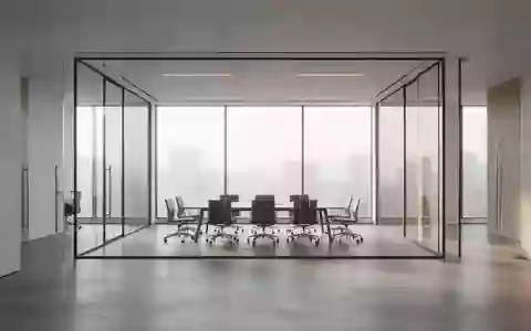 Ein minimalistischer, leerer Konferenzraum mit Glaswänden in einem modernen Bürogebäude bei natürlichem Tageslicht. - Foto: über boerse-global.de