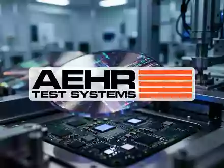 Abstrakte Darstellung einer modernen Halbleiterfertigung mit Fokus auf Mikrochip-Technologie und Marktvolatilität. - Foto: über boerse-global.de