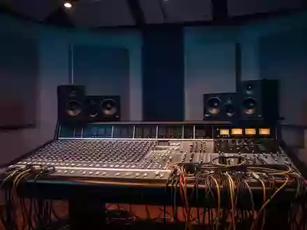 Ein professionelles Tonstudio mit Mischpult und Studiomonitoren in atmosphärischer Beleuchtung ohne sichtbare Texte. - Foto: über boerse-global.de