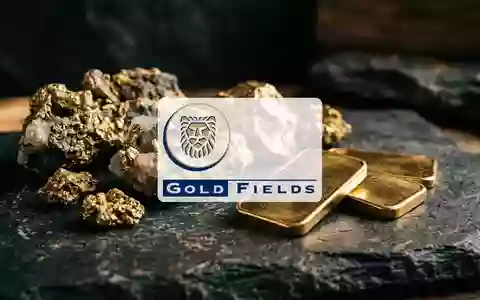 Goldbarren und Golderz auf einem dunklen Steinhintergrund als Symbol für den Edelmetallmarkt. - Foto: über boerse-global.de