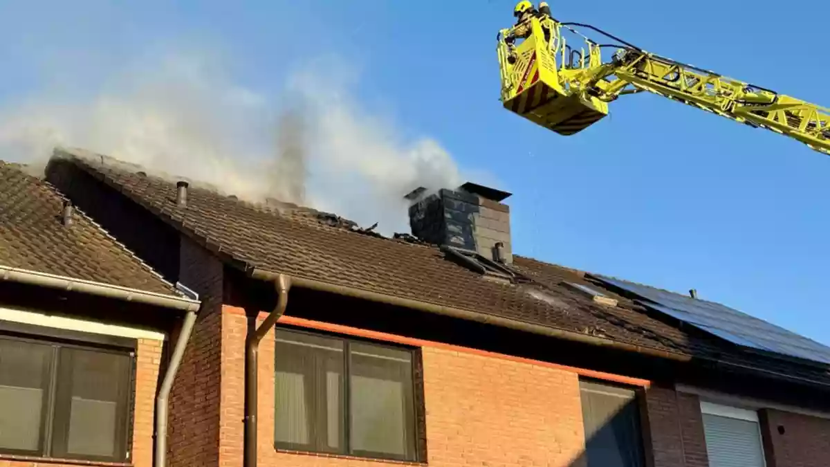 FW Ratingen: Dachstuhlbrand in Ratingen-Tiefenbroich - Bild: presseportal.de