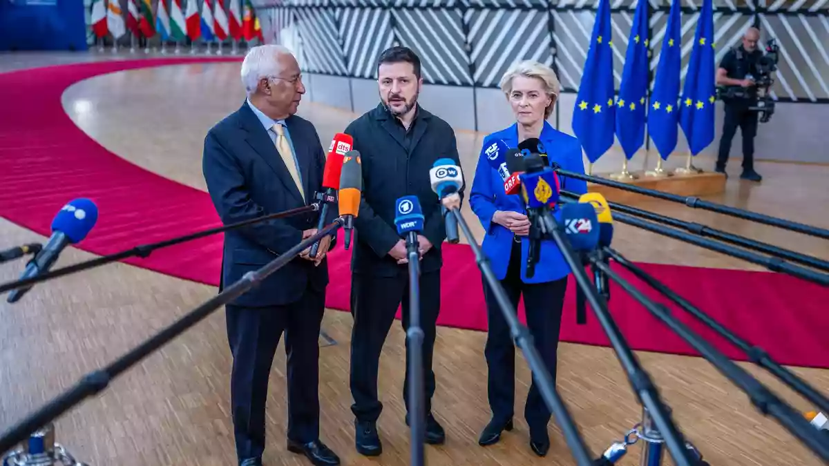 Selenskyj wurde beim Gipfel von EU-Ratspräsident António Costa und Kommissionspräsidentin Ursula von der Leyen begrüßt.  - Bild: Michael Kappeler/dpa