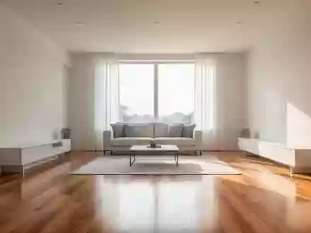 Ein minimalistisch eingerichteter, heller Wohnraum mit Holzboden in einer ruhigen, modernen Wohnumgebung. - Foto: über boerse-global.de