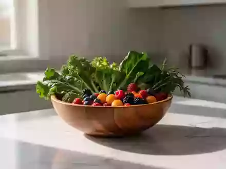 Eine Schale mit frischem Gemüse und Beeren auf einer Küchenoberfläche in natürlichem Licht als Symbol für gesunde Ernährung. - Foto: über boerse-global.de