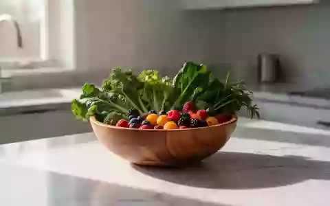 Eine Schale mit frischem Gemüse und Beeren auf einer Küchenoberfläche in natürlichem Licht als Symbol für gesunde Ernährung. - Foto: über boerse-global.de