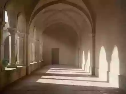 Ein sonnendurchfluteter, minimalistischer Kreuzgang in einem historischen Kloster mit klaren architektonischen Linien. - Foto: über boerse-global.de