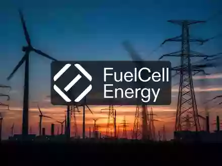 Abstrakte Industrielandschaft mit Windkraftanlagen bei Dämmerung, die die Stimmung im Energiesektor symbolisiert. - Foto: über boerse-global.de