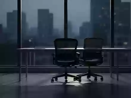 Ein leerer, ruhiger Büroraum in der Abenddämmerung mit Blick auf die dunkle Skyline, der das Gefühl von Überlastung vermittelt. - Foto: über boerse-global.de