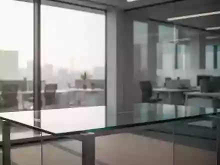 Ein minimalistischer, leerer Büroarbeitsplatz mit natürlichem Lichteinfall in einem modernen Bürogebäude. - Foto: über boerse-global.de