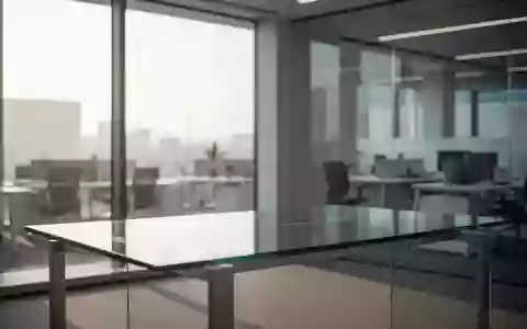 Ein minimalistischer, leerer Büroarbeitsplatz mit natürlichem Lichteinfall in einem modernen Bürogebäude. - Foto: über boerse-global.de
