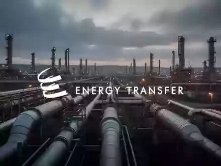 Industrielle Pipeline-Infrastruktur in einer weitläufigen Landschaft bei Dämmerung, die den Energiesektor symbolisiert. - Foto: über boerse-global.de