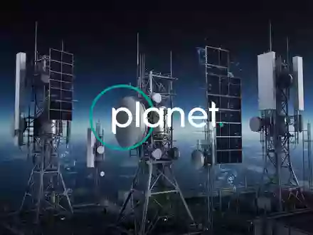 Hochmoderne Satellitentechnologie vor einem atmosphärischen Horizont, die den Bereich der Weltraumforschung symbolisiert. - Foto: über boerse-global.de