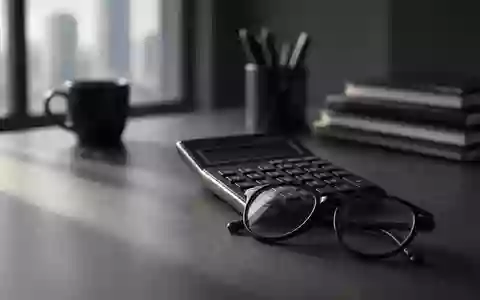 Ein professioneller Schreibtisch mit Taschenrechner und Brille in einer ruhigen Büroatmosphäre. - Foto: über boerse-global.de