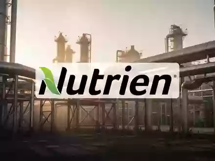 Industrielle Düngemittelproduktionsanlage bei Sonnenuntergang als Symbol für den Agrarsektor. - Foto: über boerse-global.de