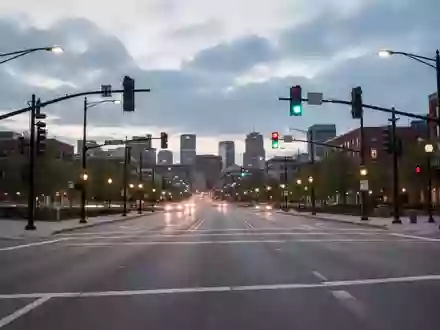 Eine leere städtische Straßenkreuzung bei Dämmerung in St. Paul, die die städtische Infrastruktur und Verkehrswege zeigt. - Foto: über boerse-global.de