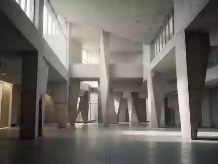 Ein minimalistisch gestalteter moderner Innenraum mit klaren geometrischen Linien und natürlichem Lichteinfall. - Foto: über boerse-global.de