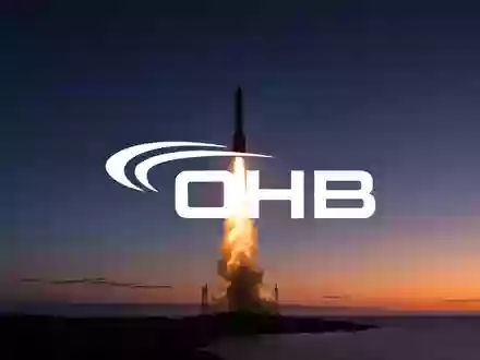 Eine Rakete startet in den Abendhimmel von einer Startrampe aus, symbolisierend den Fortschritt der Raumfahrtindustrie. - Foto: über boerse-global.de