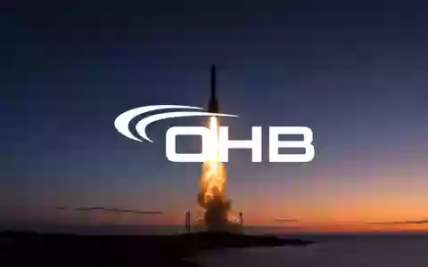 Eine Rakete startet in den Abendhimmel von einer Startrampe aus, symbolisierend den Fortschritt der Raumfahrtindustrie. - Foto: über boerse-global.de