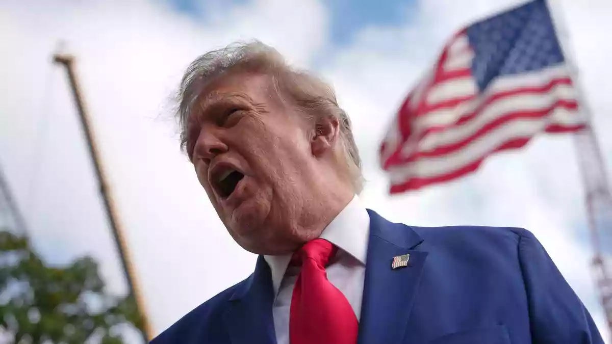 Trump will eigenen Aussagen zufolge nicht für die Drosselung des Satelliteninternets in der Ukraine verantwortlich gewesen sein. - Bild: Julia Demaree Nikhinson/AP/dpa