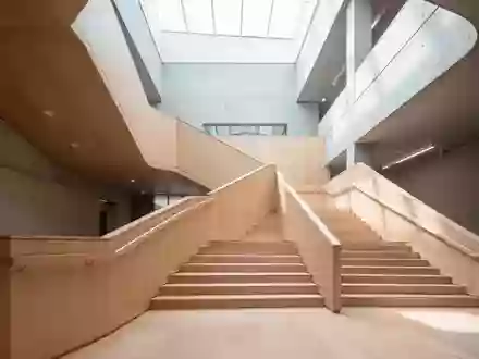Helle, minimalistische Treppe aus Holz und Beton in einem modernen Gebäude bei natürlichem Tageslicht. - Foto: über boerse-global.de