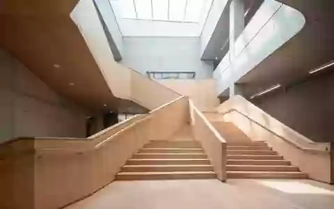 Helle, minimalistische Treppe aus Holz und Beton in einem modernen Gebäude bei natürlichem Tageslicht. - Foto: über boerse-global.de