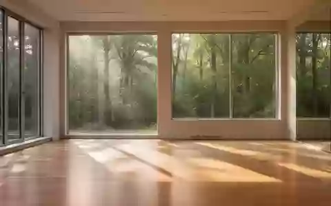 Ein minimalistischer, lichtdurchfluteter Trainingsraum mit Holzboden und Blick in einen ruhigen Wald. - Foto: über boerse-global.de