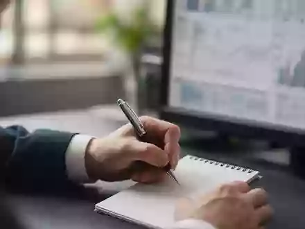 Eine Person im Büro bei der Analyse von Finanzdaten auf einem Computerbildschirm. - Foto: über boerse-global.de