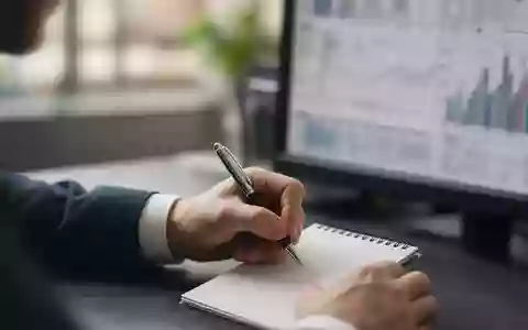 Eine Person im Büro bei der Analyse von Finanzdaten auf einem Computerbildschirm. - Foto: über boerse-global.de