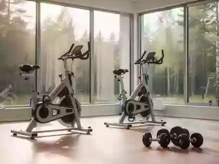 Ein heller, moderner Physiotherapieraum mit Trainingsgeräten und Blick in den Wald, der eine ruhige Atmosphäre vermittelt. - Foto: über boerse-global.de