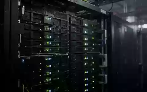 Dunkler Serverraum mit blinkenden Statusleuchten in einer industriellen Umgebung. - Foto: über boerse-global.de