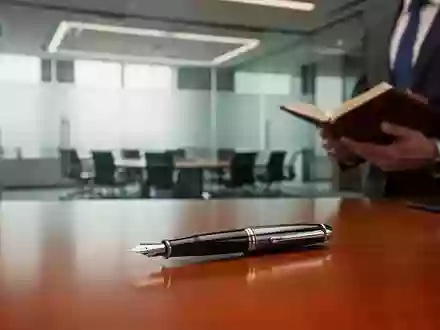 Ein moderner, professioneller Schreibtisch in einem Finanzbüro mit einem Notizbuch und einem Füllfederhalter. - Foto: über boerse-global.de
