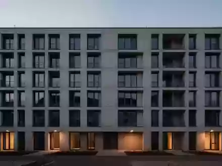 Ein unbewohntes Mehrfamilienhaus in der Dämmerung, das die angespannte Lage auf dem Wohnungsmarkt symbolisiert. - Foto: über boerse-global.de