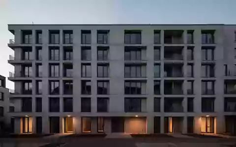 Ein unbewohntes Mehrfamilienhaus in der Dämmerung, das die angespannte Lage auf dem Wohnungsmarkt symbolisiert. - Foto: über boerse-global.de