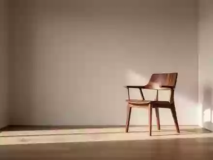 Ein minimalistisch eingerichtetes, leeres Arbeitszimmer in einer Wohnung mit natürlichem Lichteinfall. - Foto: über boerse-global.de