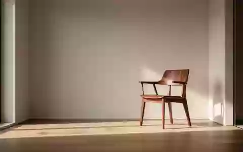 Ein minimalistisch eingerichtetes, leeres Arbeitszimmer in einer Wohnung mit natürlichem Lichteinfall. - Foto: über boerse-global.de