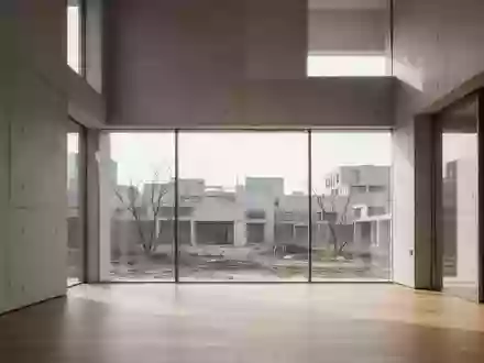 Ein minimalistisch gestalteter, leerer Büroraum mit klaren architektonischen Linien und hellem Tageslicht. - Foto: über boerse-global.de