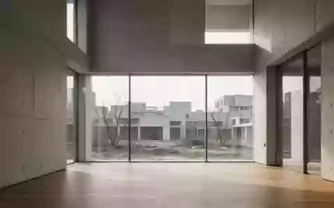 Ein minimalistisch gestalteter, leerer Büroraum mit klaren architektonischen Linien und hellem Tageslicht. - Foto: über boerse-global.de