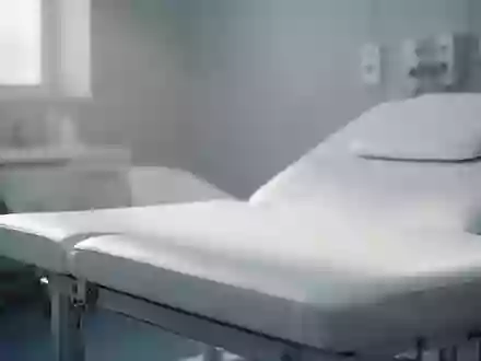 Ein steriler, minimalistischer Behandlungsraum in einem Krankenhaus mit weichem Licht auf einem Untersuchungstisch. - Foto: über boerse-global.de