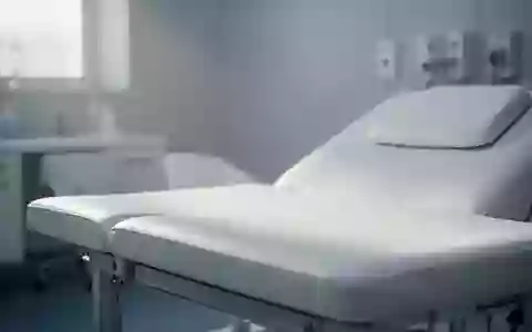Ein steriler, minimalistischer Behandlungsraum in einem Krankenhaus mit weichem Licht auf einem Untersuchungstisch. - Foto: über boerse-global.de
