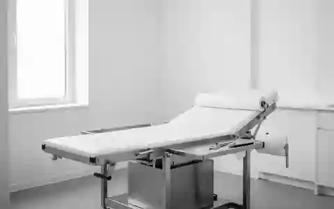 Ein heller, steriler Behandlungsraum in einer urologischen Praxis mit einer Untersuchungsliege in minimalistischem Stil. - Foto: über boerse-global.de