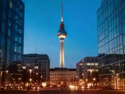 Der Berliner Fernsehturm bei Dämmerung über dem Alexanderplatz in Berlin. - Foto: über boerse-global.de