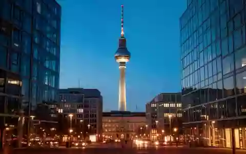 Der Berliner Fernsehturm bei Dämmerung über dem Alexanderplatz in Berlin. - Foto: über boerse-global.de