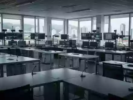 Ein minimalistisch gestalteter, moderner Sicherheitsraum in einem Behördengebäude in Ceará mit funktionaler Einrichtung. - Foto: über boerse-global.de