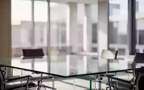 Ein minimalistischer, leerer Konferenzraum mit einem gläsernen Besprechungstisch und hellem Tageslicht. - Foto: über boerse-global.de