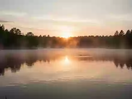 Symbolbild: ruhiger See bei Sonnenaufgang - Foto: über boerse-global.de