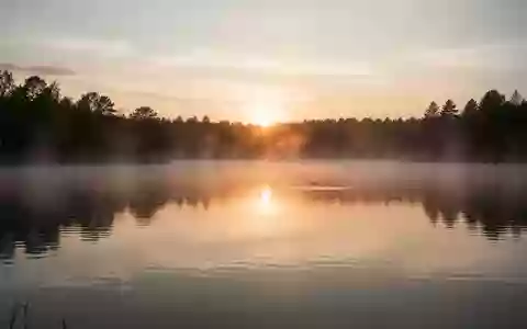 Symbolbild: ruhiger See bei Sonnenaufgang - Foto: über boerse-global.de