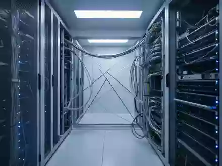 Ein minimalistischer Serverraum mit blauer Beleuchtung und geordneten Kabelstrukturen in einem Rechenzentrum. - Foto: über boerse-global.de