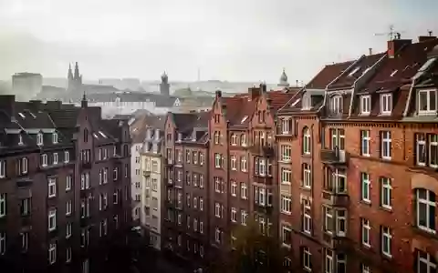 Dichte städtische Wohnbebauung mit historischen Ziegelbauten bei bewölktem Himmel. - Foto: über boerse-global.de