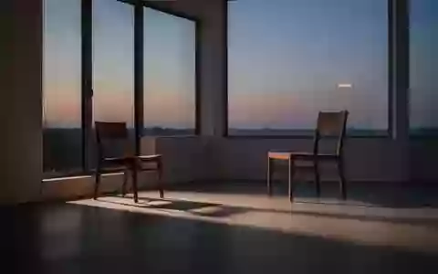 Ein leerer, ruhiger Raum bei Dämmerung mit weichem Licht und Schatten, der eine Atmosphäre der Stille und Erholung vermittelt. - Foto: über boerse-global.de